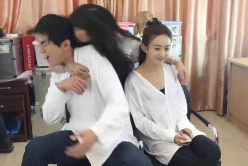 明星粉丝扑倒,现场画面令人惊叹