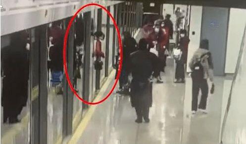 地铁 射 在线播放,射线下方的神秘世界在线揭秘