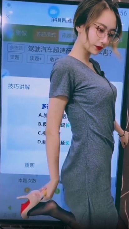 妈妈穿丝袜给我看视频,妈妈的爱与陪伴
